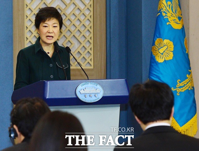 박근혜 대통령이 13일 오전 청와대 춘추관에서 대국민 담화를 통해 쟁점법안 처리를 촉구하면서 국회를 비판했다./임영무 기자