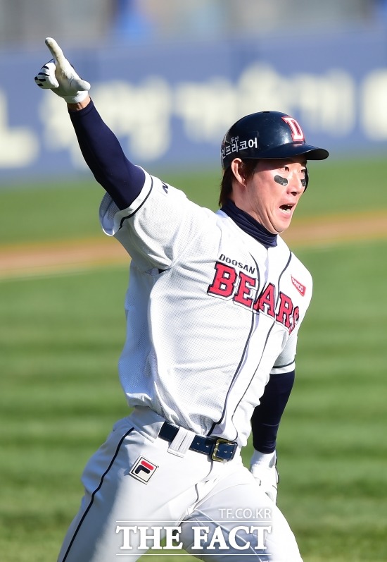 고영민, 두산 잔류! 두산이 13일 FA 내야수 고영민과 기간 1+1년간 총액 5억 원에 계약했다고 밝혔다. / 배정한 기자