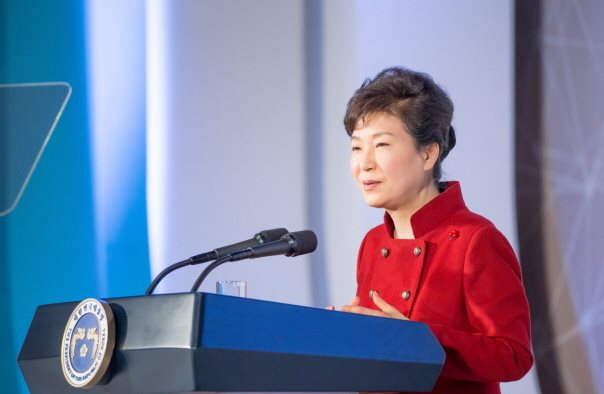 박근혜 대통령은 13일 오전 대국민 담화를 갖고 경제혁신 3개년 계획과 4대 개혁을 차질없이 추진해야한다고 강조했다./청와대 제공