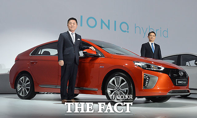 아이오닉은  공기의 흐름을 형상화한 콘셉트를 바탕으로 현대차의 독창성을 가미했다, 또한 아이오닉 하이브리드는 저중심 설계와 후륜 멀티링크 서스펜션 등을 적용해 안정적이고 민첩한 주행성능을 갖췄다. 사진은 아이오닉 옆에서 포즈를 잡은 곽진 부사장과 권문식 부회장의 모습(왼쪽부터).