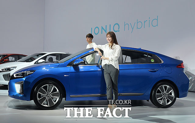 아이오닉은 운전석 무릎 에어백을 포함한 7 에어백과 앞좌석 어드밴스드 에어백 시스템을 전 모델에 기본 적용했다. 또한 초고장력 강판을 53% 적용해 안전성을 높였다.