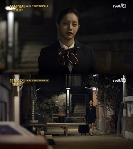 스튜어디스가 된 혜리. 응답하라 1988에서 혜리가 스튜어디스 복장을 입고 등장해 눈길을 끈다. /tvN 응답하라 1988 방송 화면 캡처