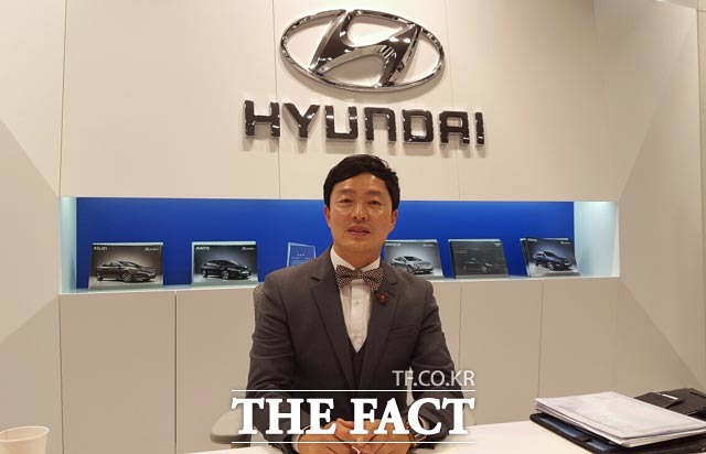7년 연속 현대자동차 판매 1위를 차지한 임희성 부장. 나비넥타이의 훤칠한 외모로 고객의 시선을 사로잡는 그의 영업 비결은 무엇일지 <더팩트>가 분석했다. /충남 공주=권오철 기자