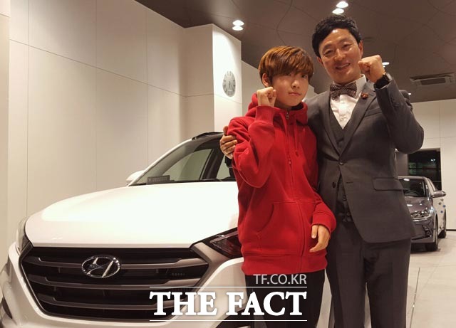 임희성 부장과 그의 아들 임시원(13) 군. 임 군은 얼마전 서울에서 공주로 내려와 살고 있다. 서울에 있는 엄마가 보고 싶지 않냐는 질문에 아빠와 사는 게 좋다며 아빠에 대한 애정을 보이는 데 망설임이 없었다. 영업 1등 임 부장은 가정에서도 1등 아빠다.