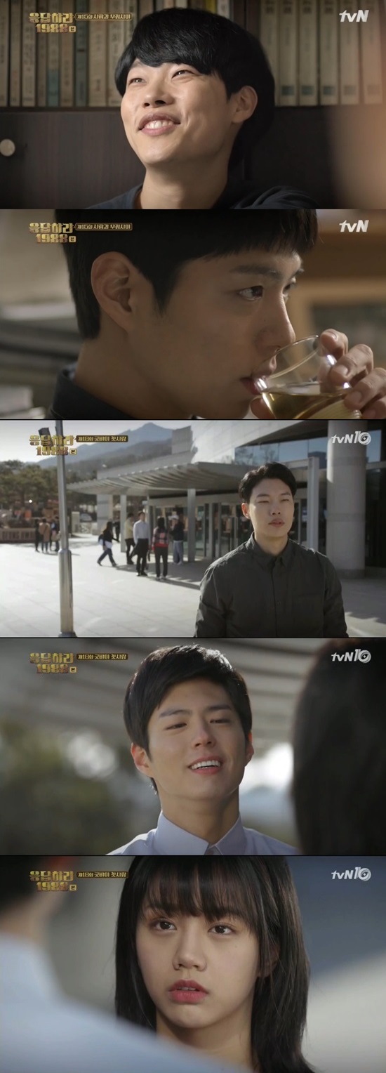 응답하라 1988 류준열, 초반 지지 이어갈까. 응답하라 1988에서 류준열(위)이 박보검(밑에서 두 번째)의 장벽을 넘어 혜리를 차지할지 궁금증을 모은다. /응답하라 1988 방송 캡처