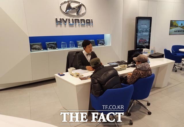 임희성 부장이 전시장을 찾은 고객을 응대하는 모습. 저도 컴맹이예요, 원래 차를 구입하는 게 쉬운 일이 아니예요. 세 달은 고민해 보셔야죠라고 말하는 등 고객의 눈높이와 입장에서 말을 하는 임 부장의 모습이 인상적이었다.