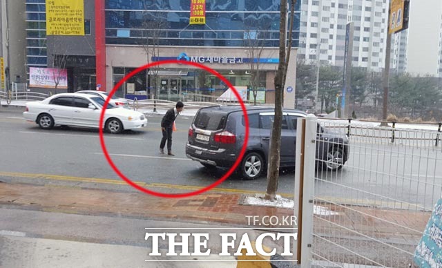 임희성 부장은 상담을 마친 고객이 돌아갈 때는 도로까지 미리 나가서 고객의 차량이 가는 길을 예비했으며, 차량이 안전하게 빠져나갈 때까지 기다렸다가 인사하는 등 세심한 배려를 잊지 않았다. 임 부장은 영업에서 가장 중요한 것은 인사라고 꼽았다.