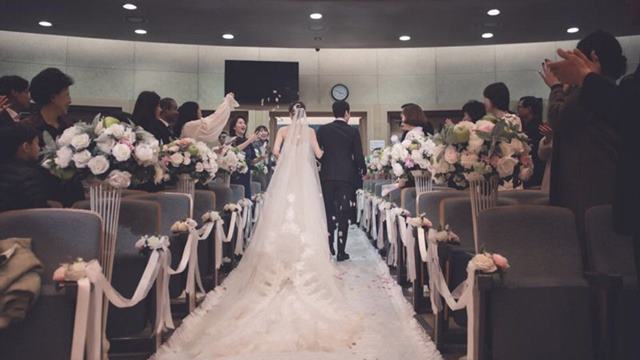 정우(오른쪽)와 김유미가 많은 사람들의 축복 속에 제 2의 인생을 시작한다. 두 사람의 신접살림은 서울 방배동에 차려진다. /FNC-열음 엔터테인먼트 제공