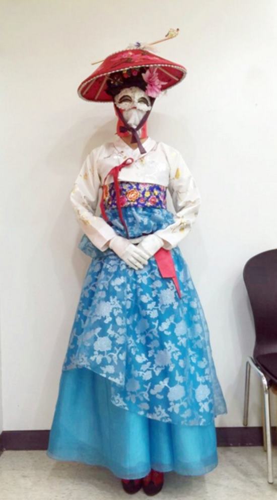 그룹 업텐션의 멤버 선율. 그의 정체가 복면가왕 출연 가수 경국지색 어우동임이 알려지며 온라인 공간이 후끈 달아올랐다. /업텐션 공식 SNS