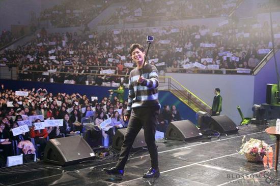 박보검은 자신의 첫번째 팬미팅에서 직접 객석을 돌며 팬들에게 노래를 선물했다. 개그맨 이승윤이 사회를 맡아 약 3500여명의 팬들과 3시간 동안 함께했다. /블러썸엔터테인먼트 제공