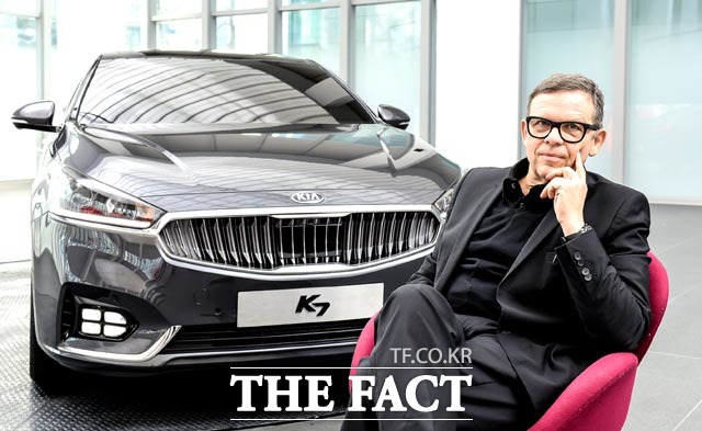 피터 슈라이어 현대·기아차 디자인 총괄 사장이 올 뉴 K7 앞에서 포즈를 취하고 있다. 그는 세계가 인정하는 디자인계 거장이다. 2006년부터 기아차 디자인을, 2013년부터 현대차와 기아차 디자인 모두를 이끌고 있다. /현대기아차 제공