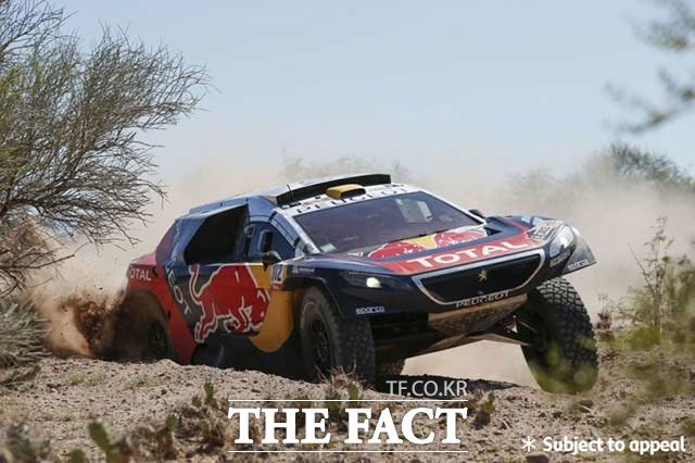 푸조의 레이싱카 푸조 2008 DKR 16의 모습. 3.0L V6 트윈 터보 디젤 엔진을 탑재, 최고출력 350마력, 최대토크 81.6kg.m의 강력한 성능을 발휘한다.