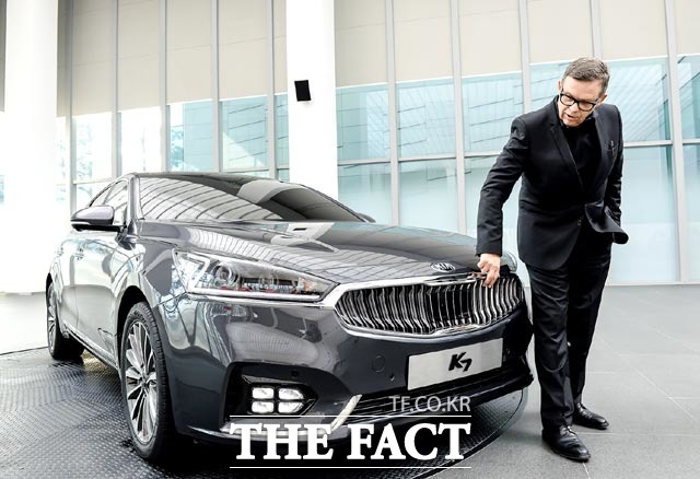 기존의 K7은 피터 슈라이어가 기아자동차 디자인총괄책임자를 역임하고 있던 2009년에 출시됐다. 당시 피터 슈라이어는 K7에 대한 자부심과 애정을 많이 가졌던 것으로 알려졌다.