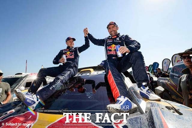 2016 다카르 랠리서 최종 우승을 거머쥔 푸조 토탈 팀의 스테판 피터한셀, 장 폴 코트레가 우승을 기뻐하고 있다. /푸조 제공