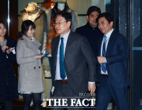 [TF포토] 신임 임원 만찬 참석하는 윤부근-김현석 사장