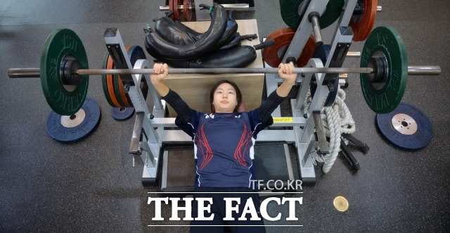 웨이트도 잘해요! 김민지가 5일 분당의 한 피트니스 센터에서 웨이트 운동을 하고 있다.