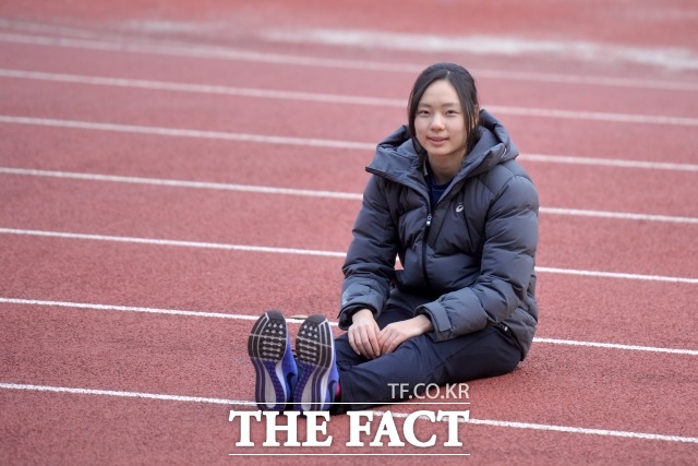 한국新-리우 올림픽 출전 기대해주세요! 한국 여자 육상 간판 김민지가 5일 탄천종합운동장에서 더팩트와 인터뷰에서 포즈를 취하고 있다. / 탄천종합운동장 = 문병희 기자