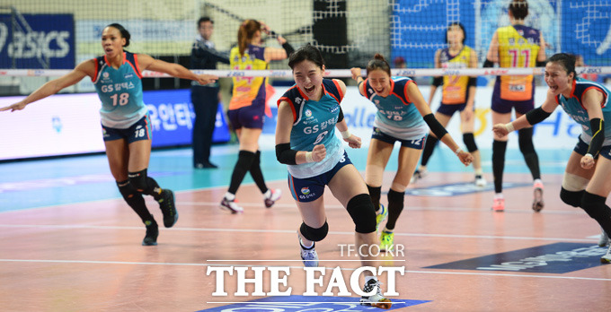 GS칼텍스 선수들이 3세트 듀스까지 접전 끝에 세트스코어 3-0으로 승리를 거두자 환호하고 있다.