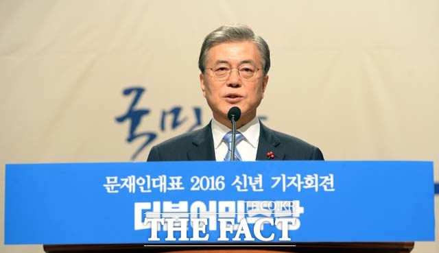 문재인(62) 더불어민주당 대표가 19일 오전 10시 국회 의원회관 대회의실에서 기자회견을 열고 선거대책위원회가 안정 되는대로 빠른 시간 안에 당 대표직에서 물러나겠다. 그리 오래 걸리지 않을 것이라고 밝혔다./국회=임영무 기자