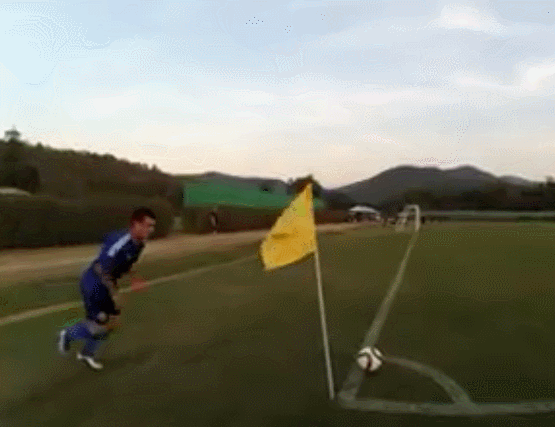 환상 코너킥! 울산 새 외국인 선수 베르나르도가 환상적인 감아 차기로 골망을 흔들고 있다. / 울산 현대 페이스북 캡처(https://www.facebook.com/ulsanfc/?fref=ts)