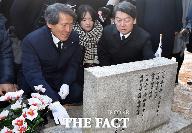 한상진 국민의당 창당준비위원장은 20일 백범 김구 선생 묘역을 참배한다./이새롬 기자