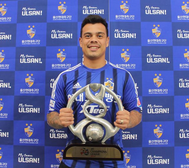 환상 감아 차기! 베르나르도가 울산 현대 태국 전지훈련에서 빼어난 실력으로 기대감을 높이고 있다. / 울산 현대 제공