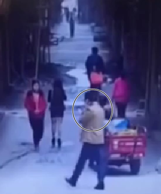 대낮 길거리에서 여성이 입고 있던 치마를 그대로 훔쳐 달아난 추행범이 대륙을 놀라게 하고 있다. /유튜브 영상 캡처