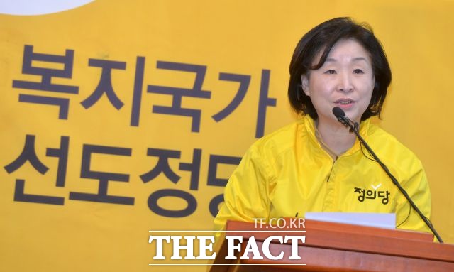 심상정 정의당 대표는 20일 오전 국회에서 신년 기자회견을 열고 총선승리를 위한 연대, 민생살리기 공조, 정권교체를 위한 정치연합 구상에 야권이 머리를 맞대야 한다면서 범야권 전략협의체(가칭) 구성을 제안했다./문병희 기자