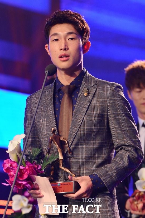 이승기, 클래식 돌아오다 상주 상무 이승기가 올 시즌 K리그 클래식 무대를 누빈다. 사진은 지난 2014년 12월 1일 열린 오후 2014 현대오일뱅크 K리그 대상 시상식 K리그 클래식 베스트11 미드필더에 뽑힌 이승기.  / 더팩트 DB