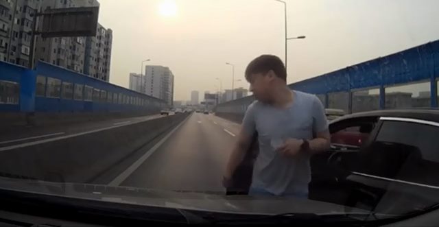 중국도 한국 못지않게 도로 위 보복운전이 심각한 수준이다. /유튜브 영상 캡처