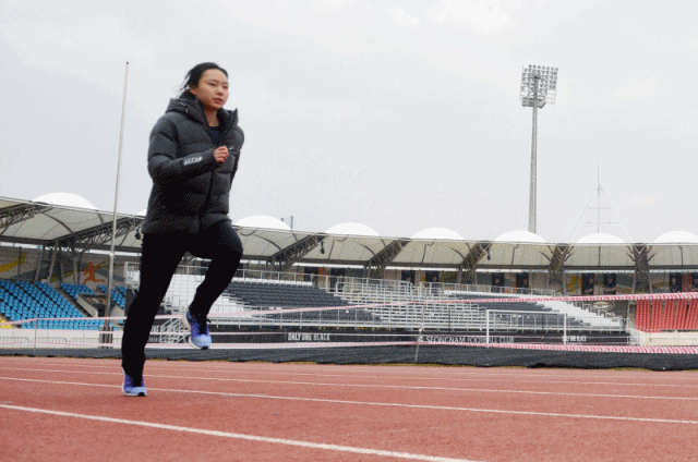 한국 육상 단거리 간판! 김민지가 탄천운동장에서 트랙 위를 달리고 있다.