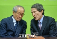 [TF포토] 논의하는 윤여준-한상진 공동위원장
