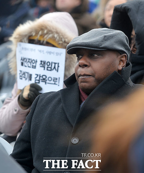 마이나 키아이 유엔 평화적 집회와 결사의 자유 특별보고관이 용산참사 7주기 행사를 지켜보고 있다.