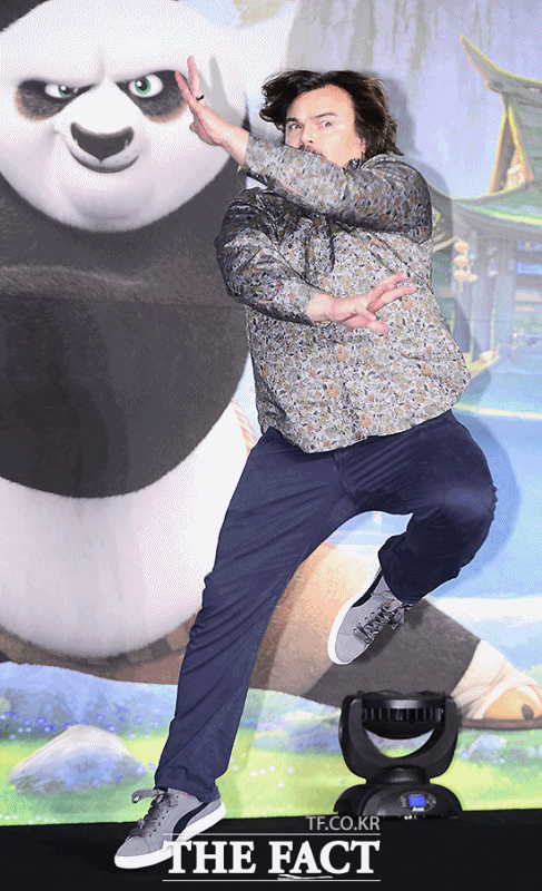 잭 블랙의 쿵푸 동작 어때요? 과감한 포즈 덕에 포토월도 후끈! /이덕인 기자