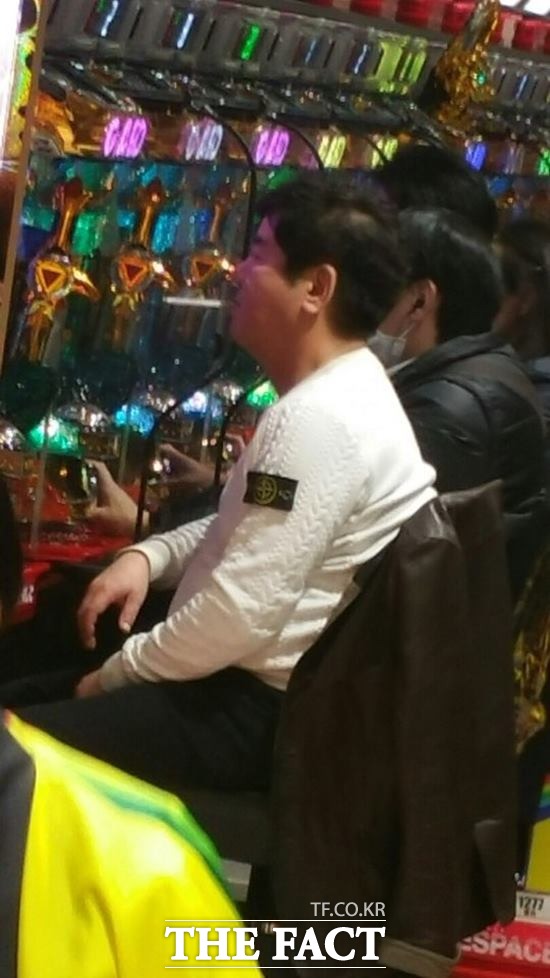 사업 관계 일로 일본 방문 중 파친코에서 망중한 심형래는 22일 일본 아카사카 미츠게의 한 파친코 영업장에서 편안한 모습으로 게임을 즐겼다. /독자 제보