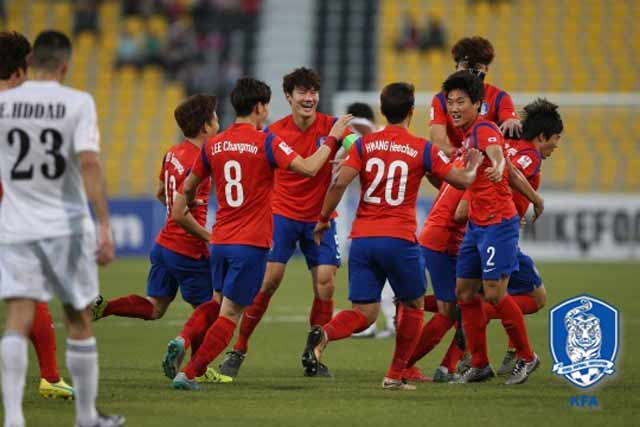 문창진 선제골! 한국 선수들이 전반 23분 문창진의 선제골이 터진 뒤 함께 기뻐하고 있다. /대한축구협회 제공