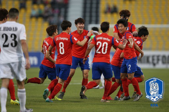 잘했어 한국 올림픽 축구 국가 대표팀이 23일 요르단전에서 전반 23분 문창진이 선제골을 터뜨리자 함께 기뻐하고 있다. / 대한축구협회 제공
