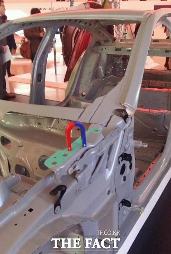 이안 칼럼 수석 디자이너는 뉴 XJ에100% 알루미늄 모노코크 차체를 적용했다고 밝혔다. 이 자리에 전시된 뉴 XJ의 차체에 자석을 대본 결과, 자석을 끌어당기는 부분을 찾기 어려웠다. /장병문 기자