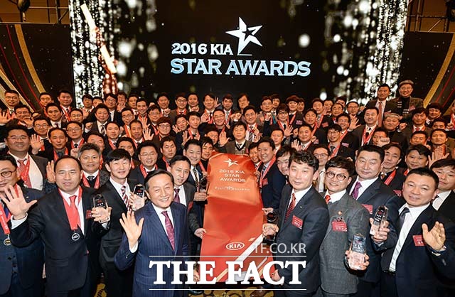 기아차는 지난해 판매우수자들의 노고를 치하하는 2016 기아 스타 어워즈를 개최했다. 사진은 행사 참석자들이 김창식 기아차 국내영업본부장과 함께 기념촬영을 하고 있는 모습. /기아자동차 제공
