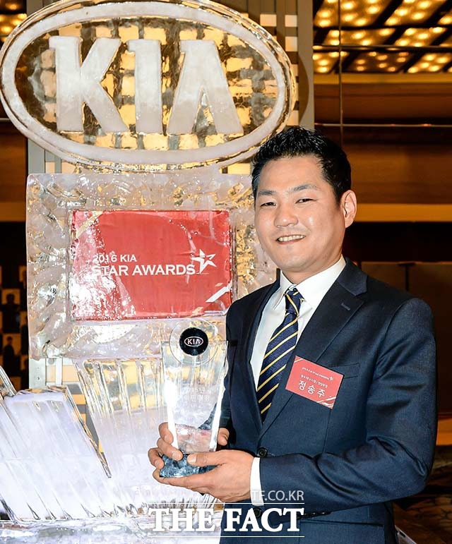 11년 연속 기아 판매왕 1위를 차지한 망우지점 정송주 영업부장의 모습. 정 부장은 2015년 한 해 동안 410대를 판매했다.