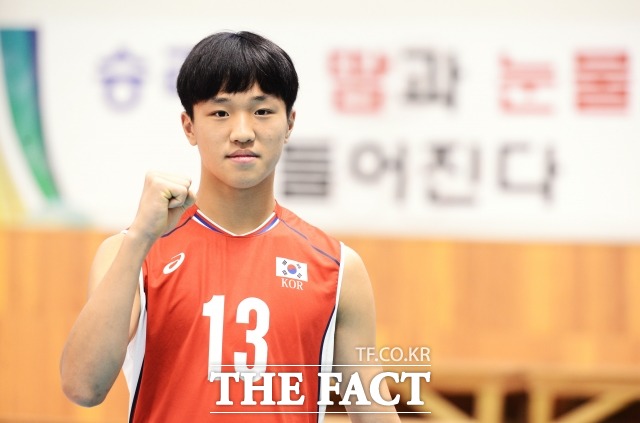 엄마 사랑해요! 임동혁이 주먹을 불끈 쥐며 포즈를 취하고 있다.