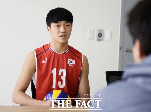 OK저축은행 가고 싶어요! 임동혁이 더팩트 취재진과 인터뷰하고 있다.