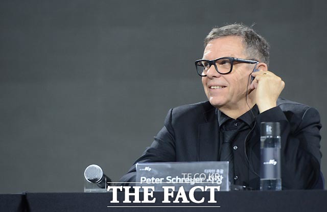 피터 슈라이어 디자인 총괄 사장이 질문에 답하고 있다. K7 1세대부터 디자인을 담당한 그는 여러분이 올 뉴 K7과 사랑에 빠지길 바란다며 기대감을 드러냈다.