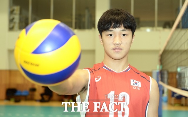 제가 최연소 국가 대표랍니다! 한국 남자배구의 최연소 국가 대표 임동혁이 지난 9일 진천선수촌에서 더팩트와 인터뷰에서 포즈를 취했다. / 진천선수촌 = 이덕인 기자