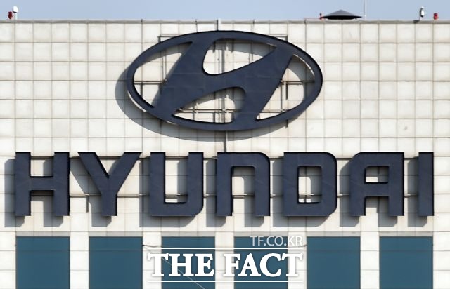 26일 현대차는 2015년 영업이익이 6조3579억 원으로 전년 대비 15.8% 감소했고, 매출액은 91조9587억 원으로 전년보다 3.0% 늘어났다. 이중 자동차 매출액은 72조6797억 원, 금융과 기타 매출은 19조2790억 원이라고 밝혔다./더팩트 DB