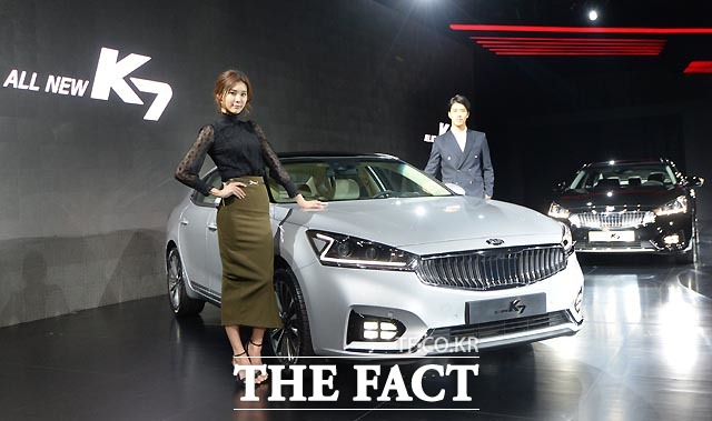 기아자동차 올 뉴 K7 신차발표회가 26일 서울 삼성동 그랜드인터컨티넨탈 서울 파르나스 호텔에서 열려 모델들이 포즈를 취하고 있다. /이효균 기자