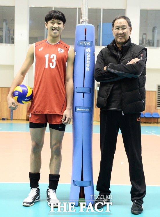 아직은 무서워요! 임동혁(왼쪽)이 박기원 대표팀 감독과 포즈를 취하고 있다.
