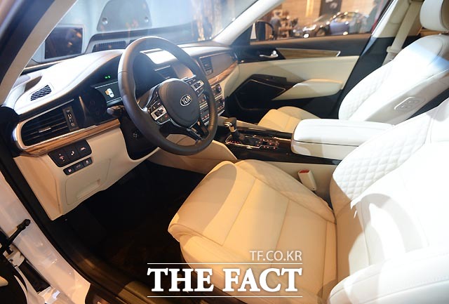 올 뉴 K7은 ▲마름모 꼴의 퀼팅 패턴으로 차별화된 고급감을 연출하는 ‘퀼팅 나파 가죽 시트’ ▲스웨이드 재질의 내장재 ▲고급 스티치 및 메탈 소재 등 세심한 디테일과 다양한 고급 소재 적용으로 한 차원 높은 고품격 인테리어를 완성했다.