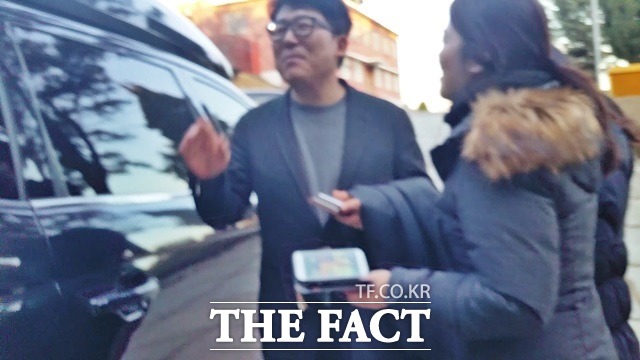 강연을 마치고 차에 오르는 박 원장./신진환 기자