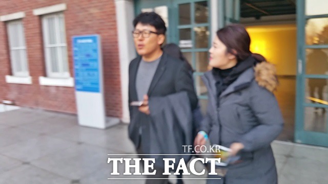 안철수 비선실세란 논란에 휩싸인 박경철(왼쪽) 안동신세계연합클리닉 원장은 25일 대구 남구 계명대 대명캠퍼스에서 강연을 마친 뒤 취재진과 만나고 있다./대구=신진환 기자